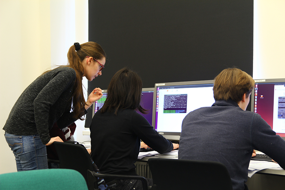 Sofia Medvedeva is giving a class on genome assembly. Photo: Yulia Gordeeva.